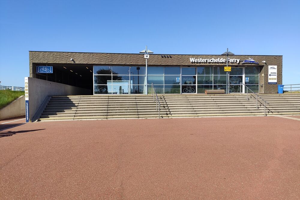 De terminal van de Westerscheldeveer voor fietsers en voetgangers in Breskens