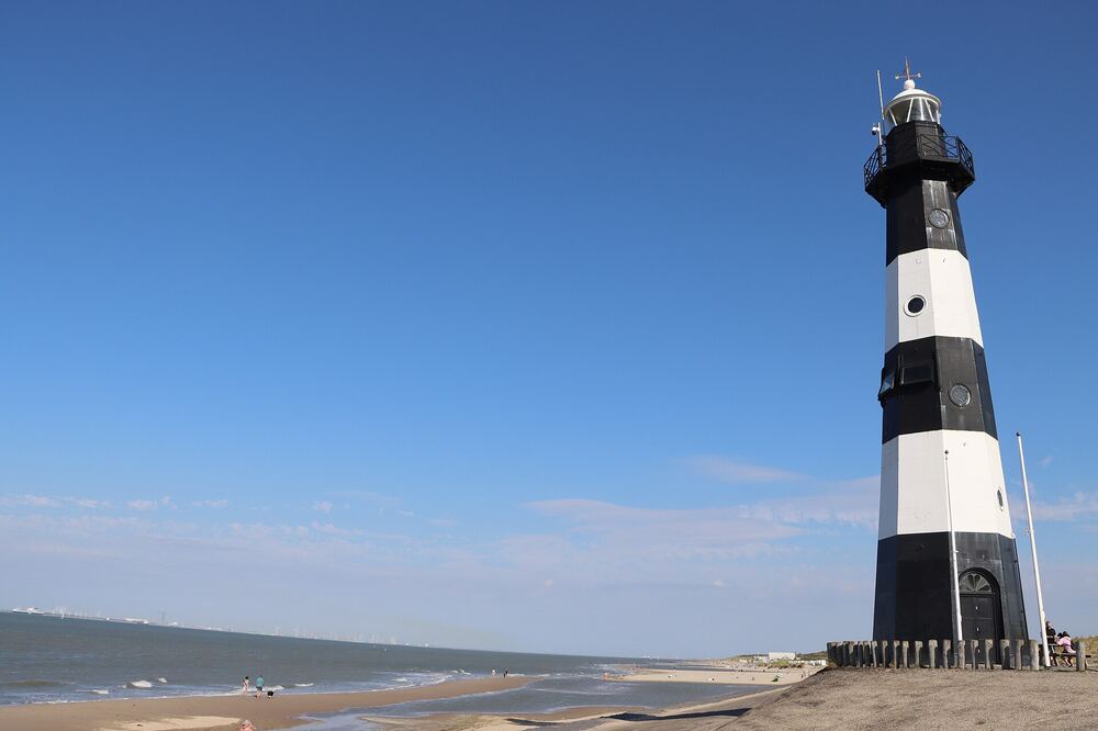 De zwart-wit geringde vuurtoren van Breskens aan het strand